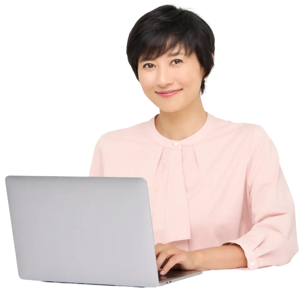 PCの前で作業している女性