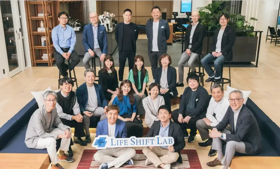 LifeShiftLabの従業員集合写真