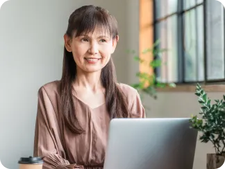 PCの前で作業している女性