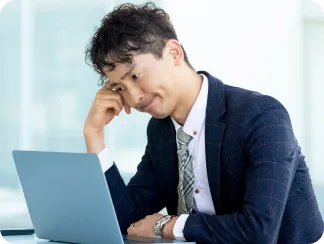 PCの前で作業している女性